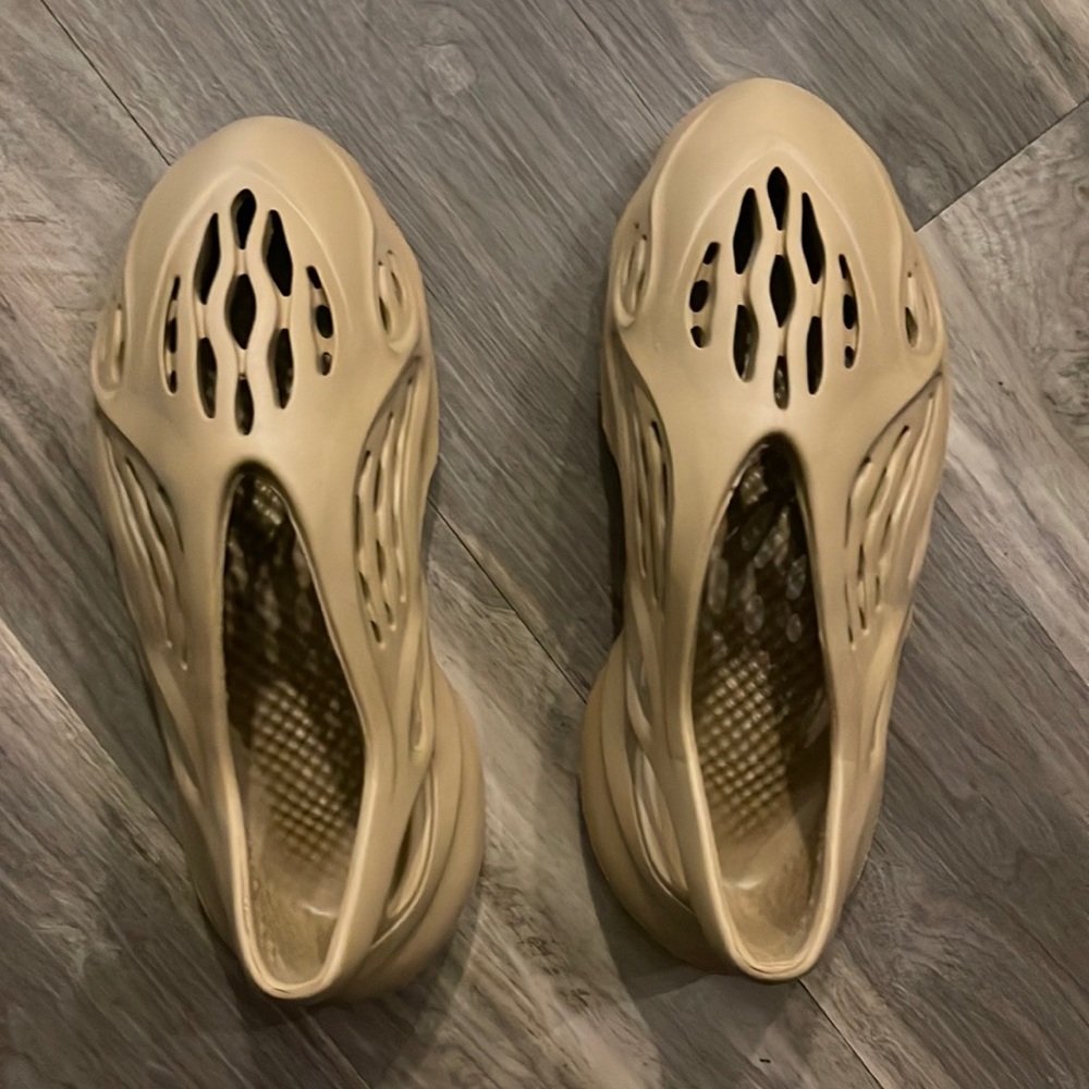 Tan Yeezy foam runners size 11